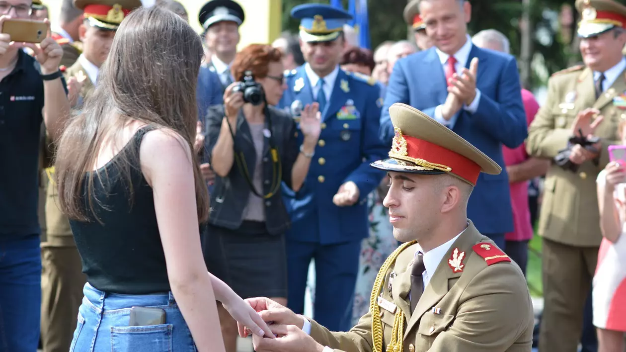 VIDEO/ Cerere în căsătorie cu final neaşteptat, la AFT Sibiu. Un tânăr absolvent i-a cerut mâna iubitei. Reacția ministrului Fifor