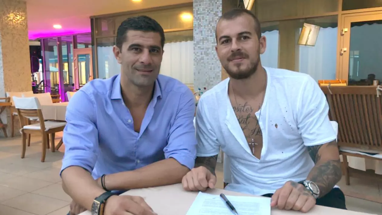Alibec s-a întors la Astra Giurgiu! ”Bine ai revenit acasă!”. Denis Alibec (dreapta) a semnat azi un nou contract cu Astra Giurgiu
