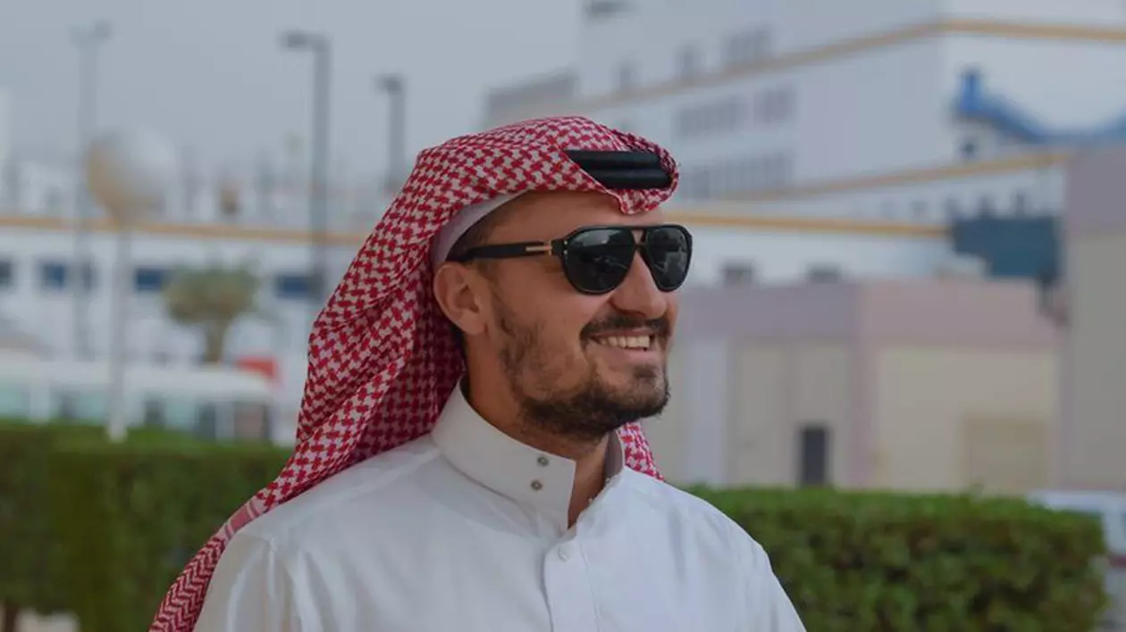 Budescu e șeic. Arabii l-au îmbrăcat pe Costică în haine tradiționale
