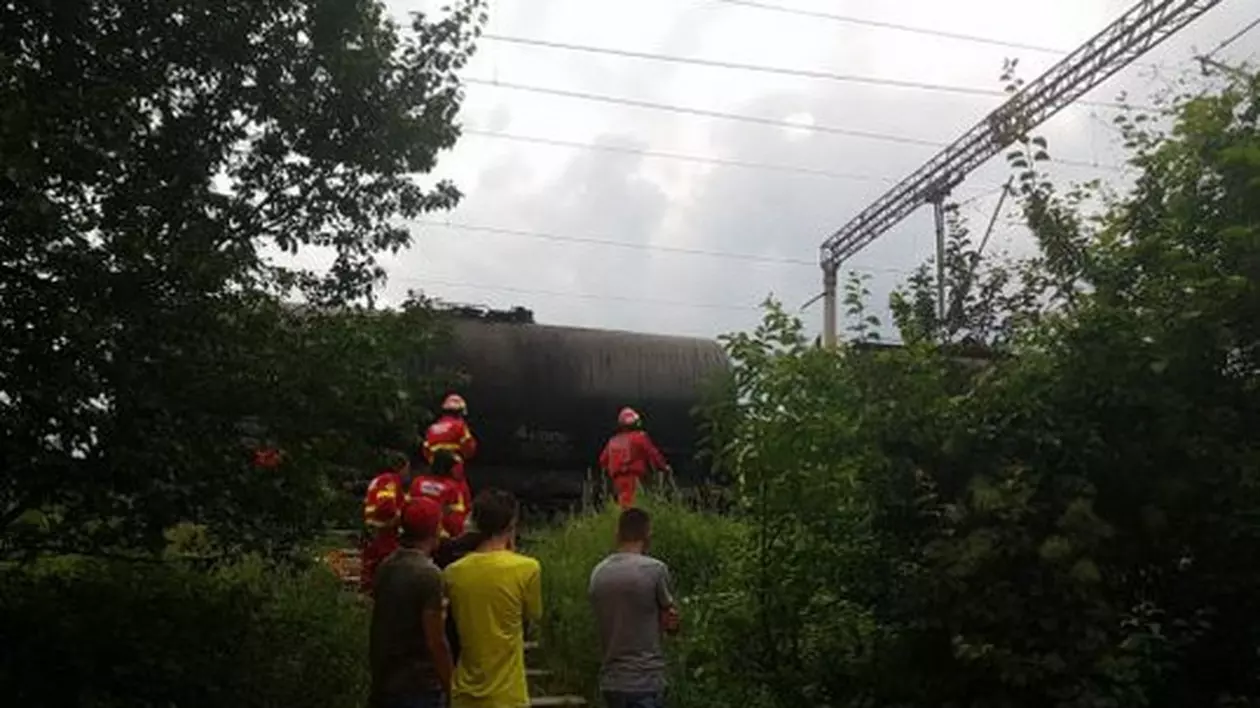 Un tânăr de 19 ani s-a electrocutat pe un vagon cisternă, în Brașov. Traficul feroviar și curentul au fost oprite