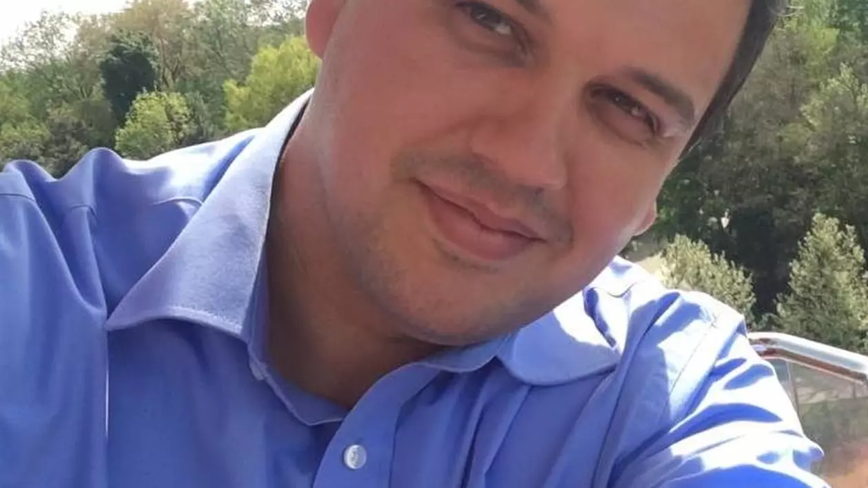 Preşedintele PMP cere demisia ministrului Culturii. Eugen Tomac, într-o cămașă albastră
