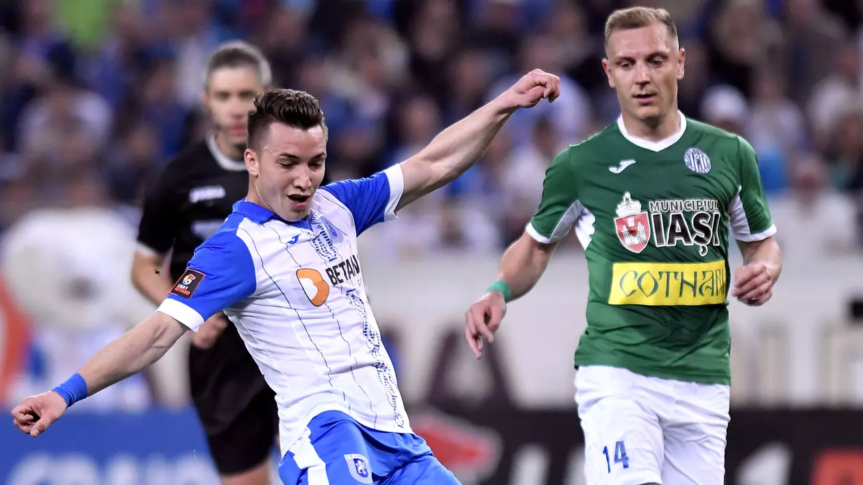 Liga 1 la fotbal, etapa 1. CS U Craiova - Poli Iași. Duelul Mateiu (stânga) - Cioinac a fost tranșat mereu în favoarea primului în sezonul precedent