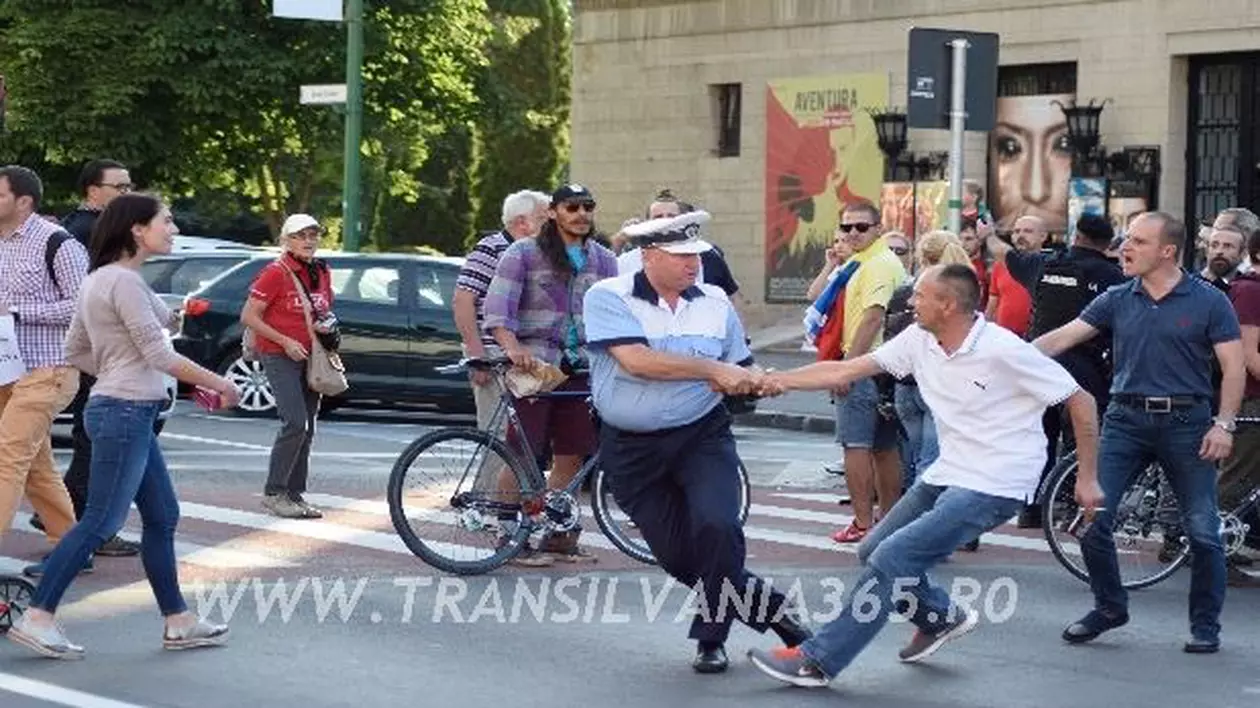 Un polițist care a bruscat un protestatar de la Brașov, cercetat
