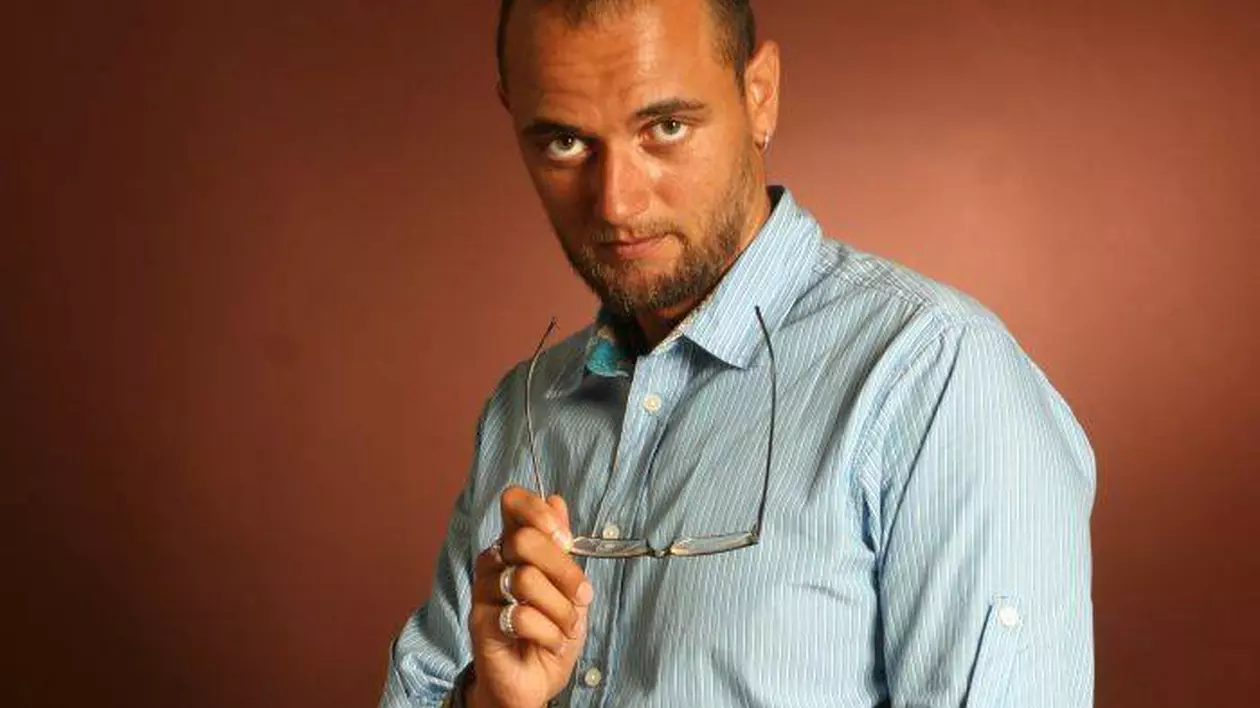 Reacția lui Oreste, după suspendarea lui Rareș Bogdan. Oreste Teodorescu, cu o pereche de ochelari în mâna dreaptă