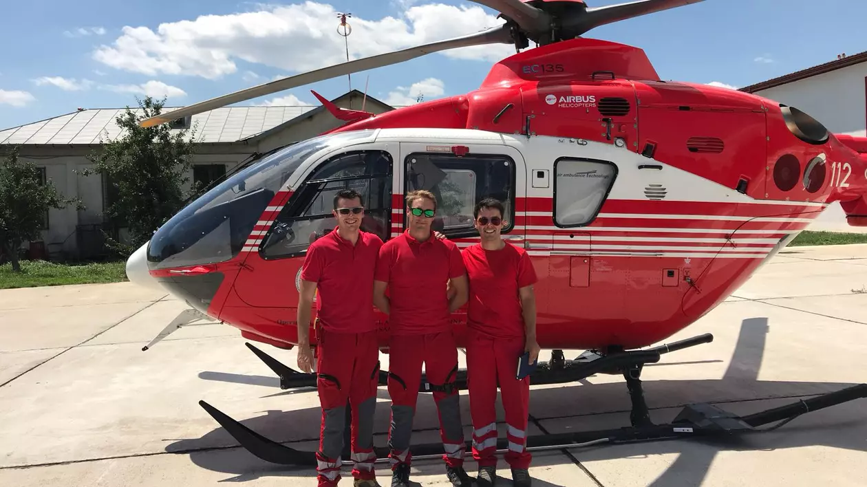 Nu trece o zi fără ca cerul României să nu fie brăzdat de aparatele de zbor ale Ministerului Afacerilor Interne (MAI), pilotate de adevăraţi eroi. Ei sunt piloţii de la MAI care îşi riscă viaţa „pentru ca alţii să trăiască”. Libertatea vă prezintă astăzi poveştile a trei tineri care lucrează pe elicopterele SMURD.