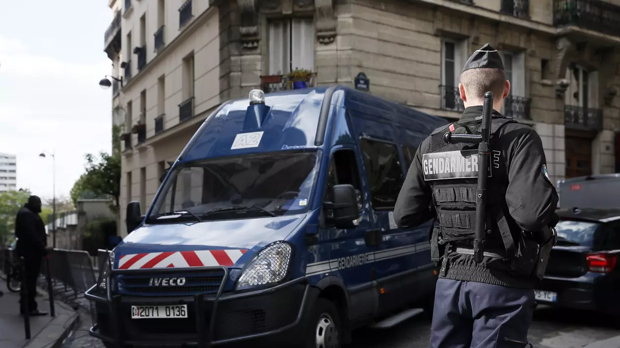 Mașină cu portbagajul plin cu explozibil găsită într-o parcare din Paris