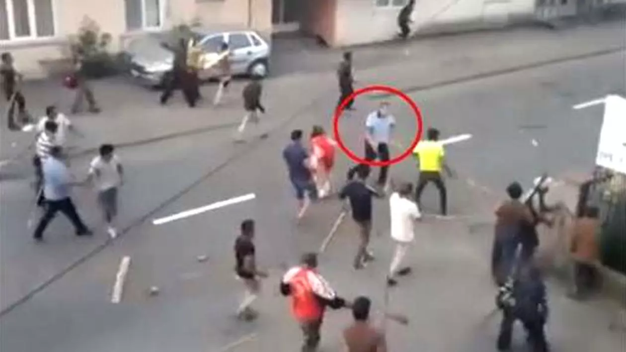 Cine este polițistul care a intrat singur în mijlocul rromilor de la Tg. Neamț. Ovidiu Busuioc, acuzat de curaj nebun