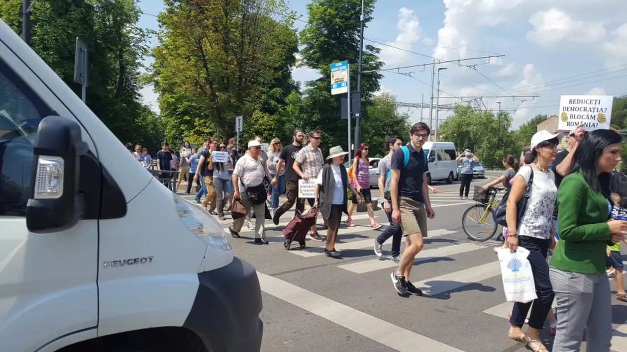 Protest în Cluj față de modificarea Codurilor penale. Oamenii au blocat o trecere de pietoni
