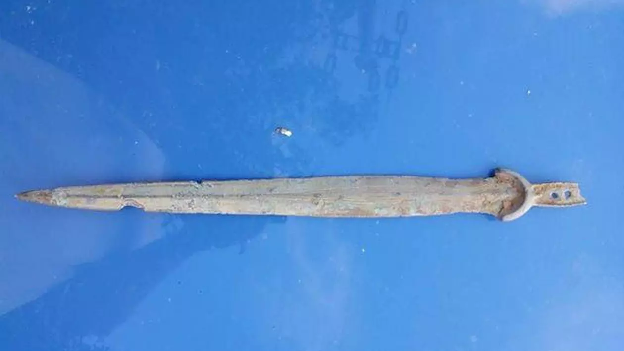 Spadă din bronz veche de aproape 4.000 de ani, descoperită la Buzău în timpul unor săpături