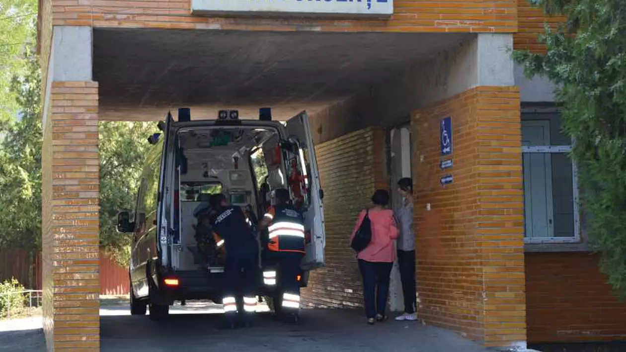 Două clanuri de rromi s-au bătut cu săbii și topoare la spitalul din Bârlad. Poliția a reținut trei persoane