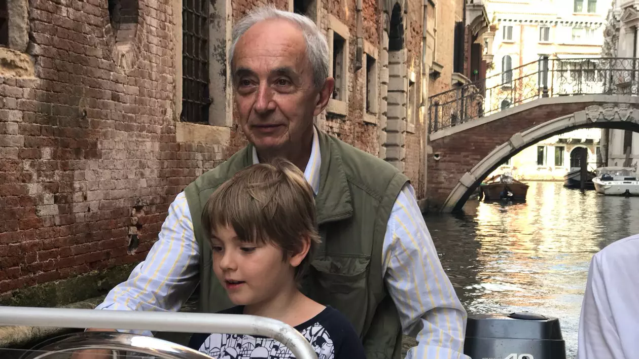 Carol Ferdinand a fost operat de urgență în Veneția. Carol Ferdinand, într-o barcă, alături de conducătorul ei, pe un canal din Veneția