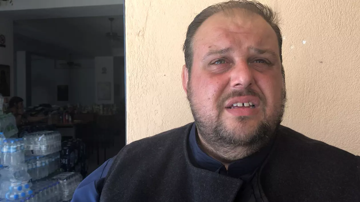 CORESPONDENȚĂ DIN GRECIA/ În fața lui Dumnezeu, dar ascuns de oameni, preotul Dimitris plânge. Se pregătește să-și înmormânteze 40 de enoriași