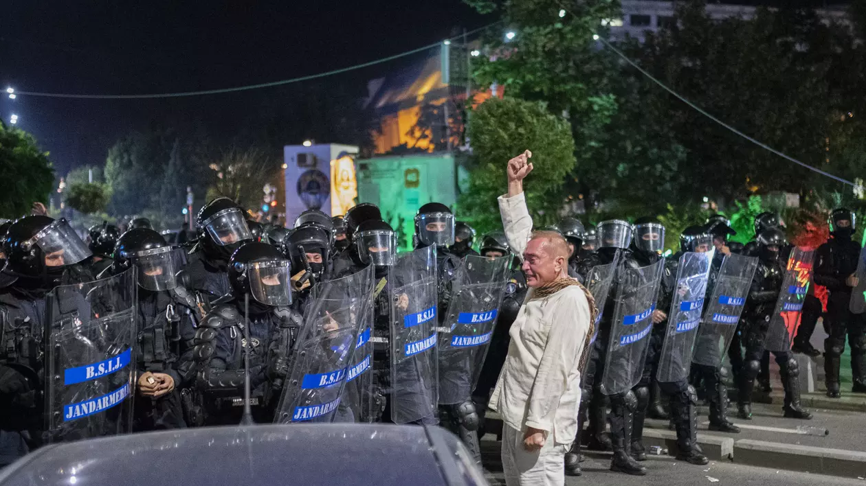 Cătălin Răzvan Paraschiv, în fața jandarmilor din Brigada Specială de Intervenție (Foto: Inquam Photos / Alberto Grosescu)