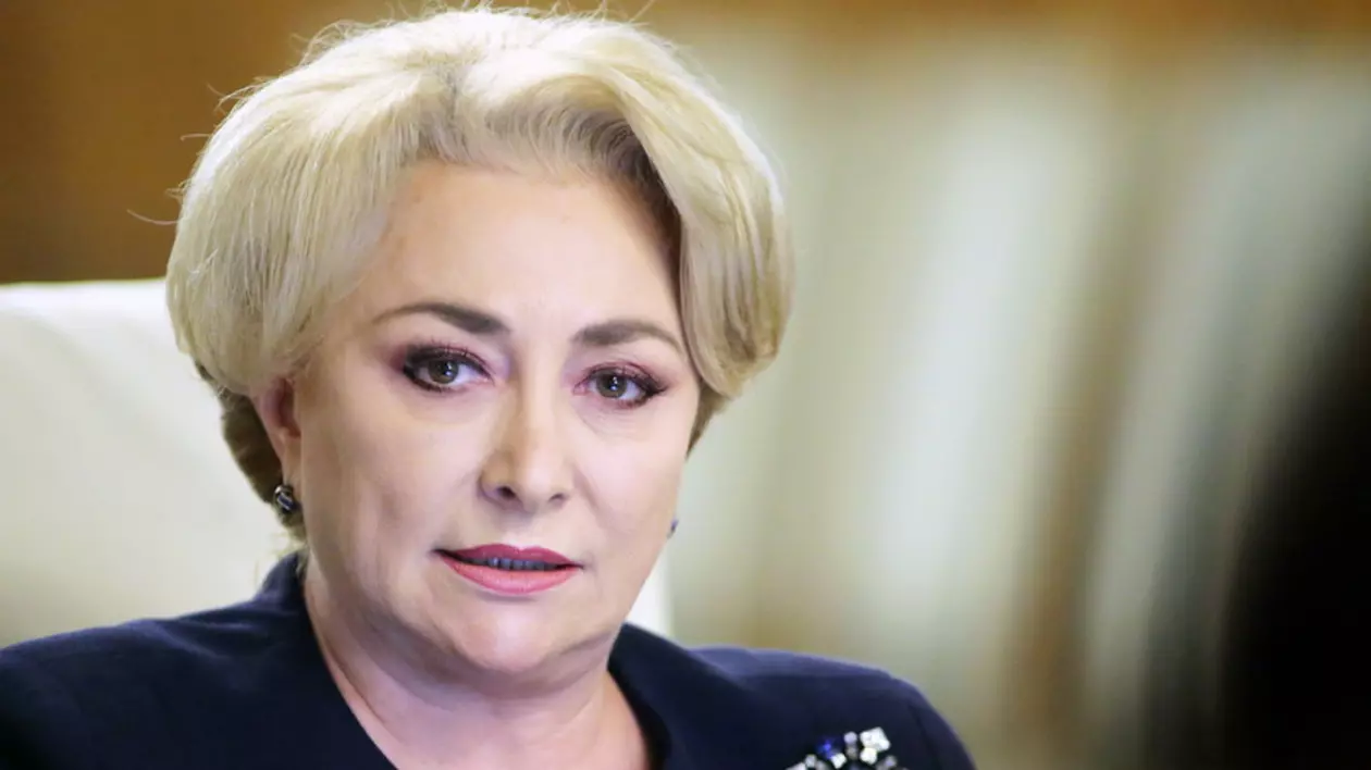 Premierul Viorică Dăncilă, interimar la Ministerul Educației. Premierul Viorica Dăncilă, in negru și cu o broșă în piept, în timpul unei ședințe de Guvern