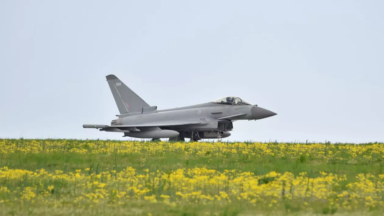 Aeronave Su-24 FENCER, interceptate deasupra Mării Negre. Aeronavă Typhoon a Forțelor Aeriene Regale (RAF)