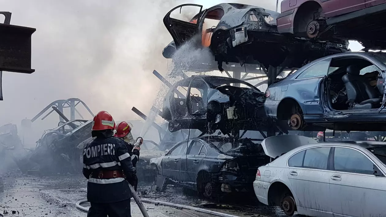 Incendiu puternic într-un parc auto din Agigea