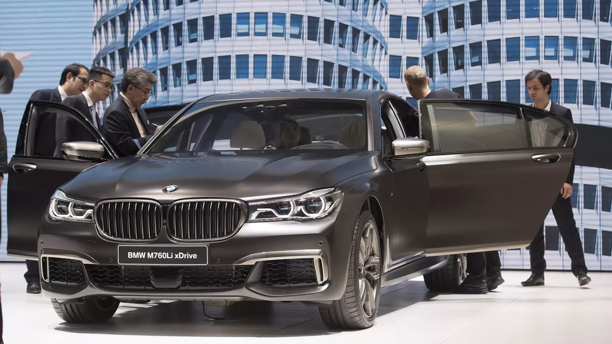 Fiul lui Liviu Dragnea și-a cumpărat o mașină nouă. Imaginea cu BMW M760Li la salonul auto de la Geneva