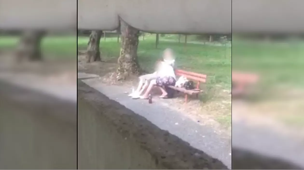 Doi pensionari au întreținut relații intime într-un parc din Dej. Un martor i-a filmat