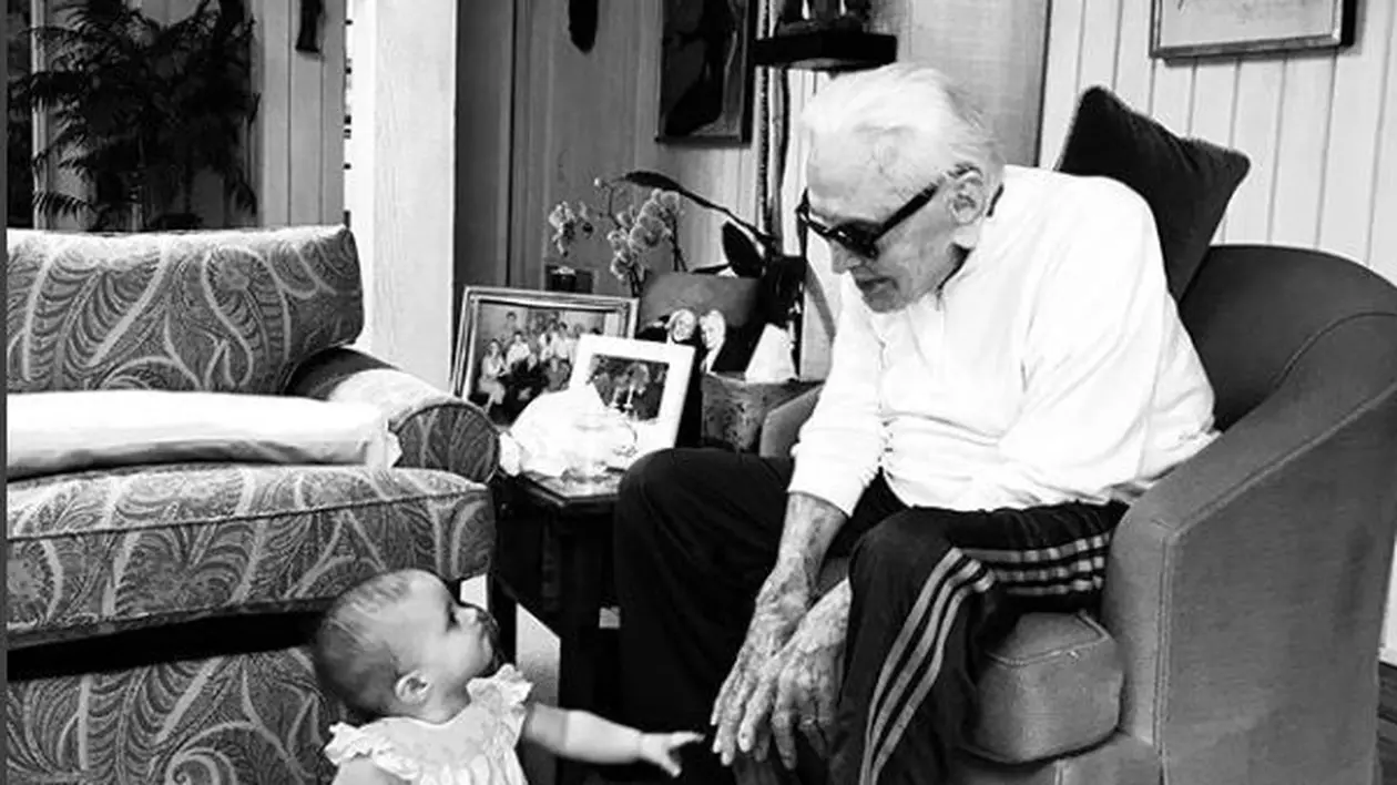 kirk douglas alaturi de stranepoata lui