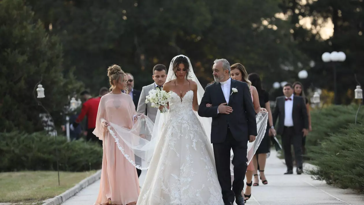 EXCLUSIV/Imagine de excepție cu Gina, soția lui Dragnea Jr. în rochie de mireasă! Condusă la altar de tatăl ei, preotul Tătulescu
