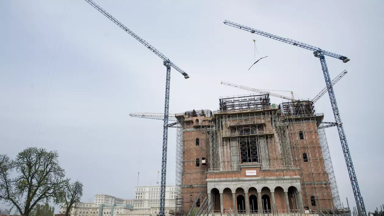 Primăria Sectorului 2 dă bani pentru Catedrala Mântuirii Neamului. Catedrala Mântuirii Neamului, în plin șantier, cu multe macarale în jurul său
