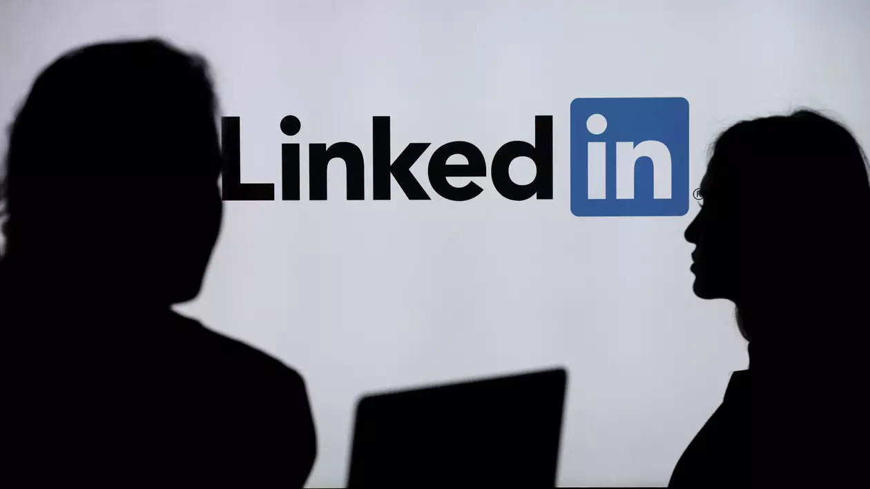 Rețeaua socială LinkedIn a fost amendată cu 310 milioane de euro în UE