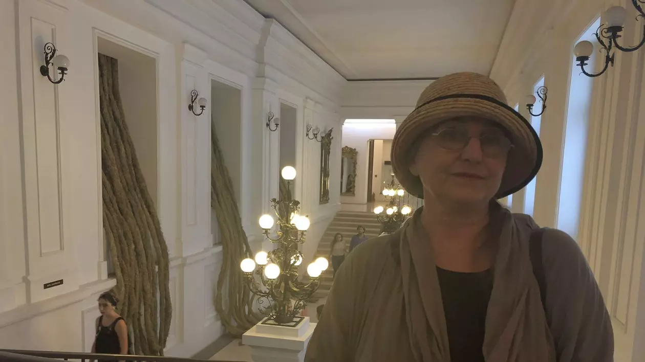 REPORTAJ: Arta din fân! Un deal întreg din Bucovina "a invadat" Muzeul de Artă din Timișoara: "Am vrut ca vegetalul să inunde spațiul nostru cotidian"