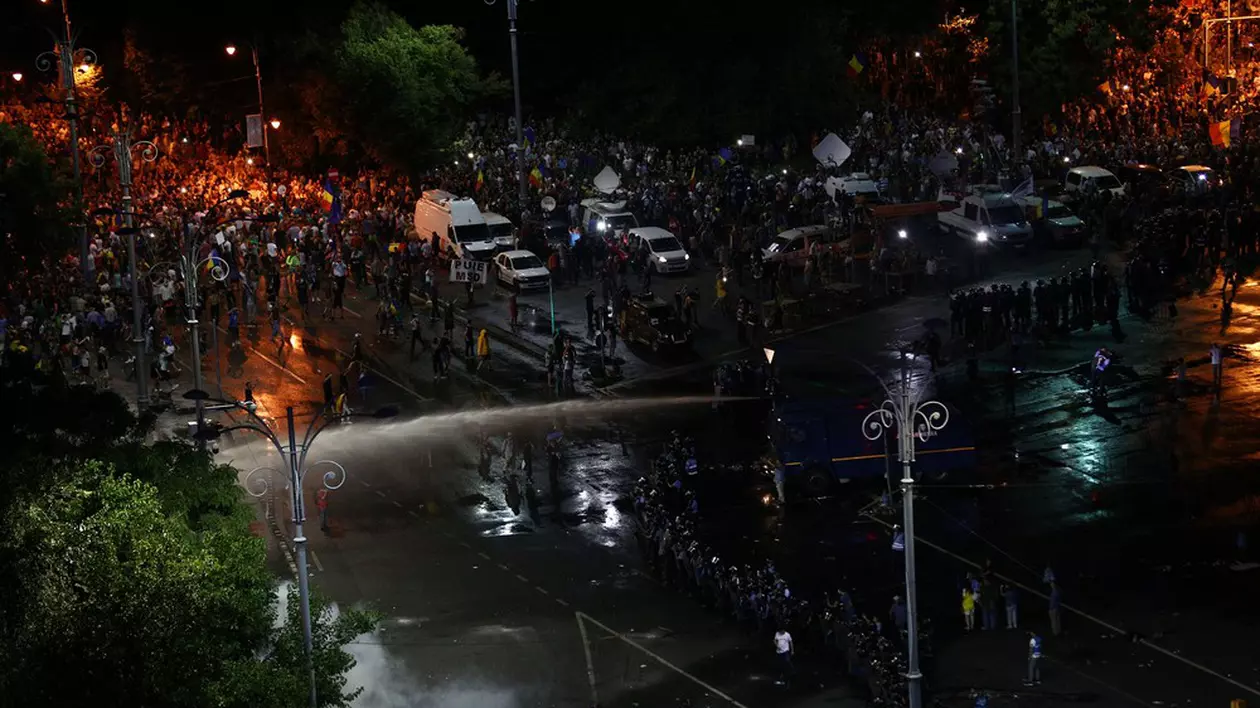 Piața ridică 5 întrebări. Același loc, același scop, două proteste încheiate total diferit