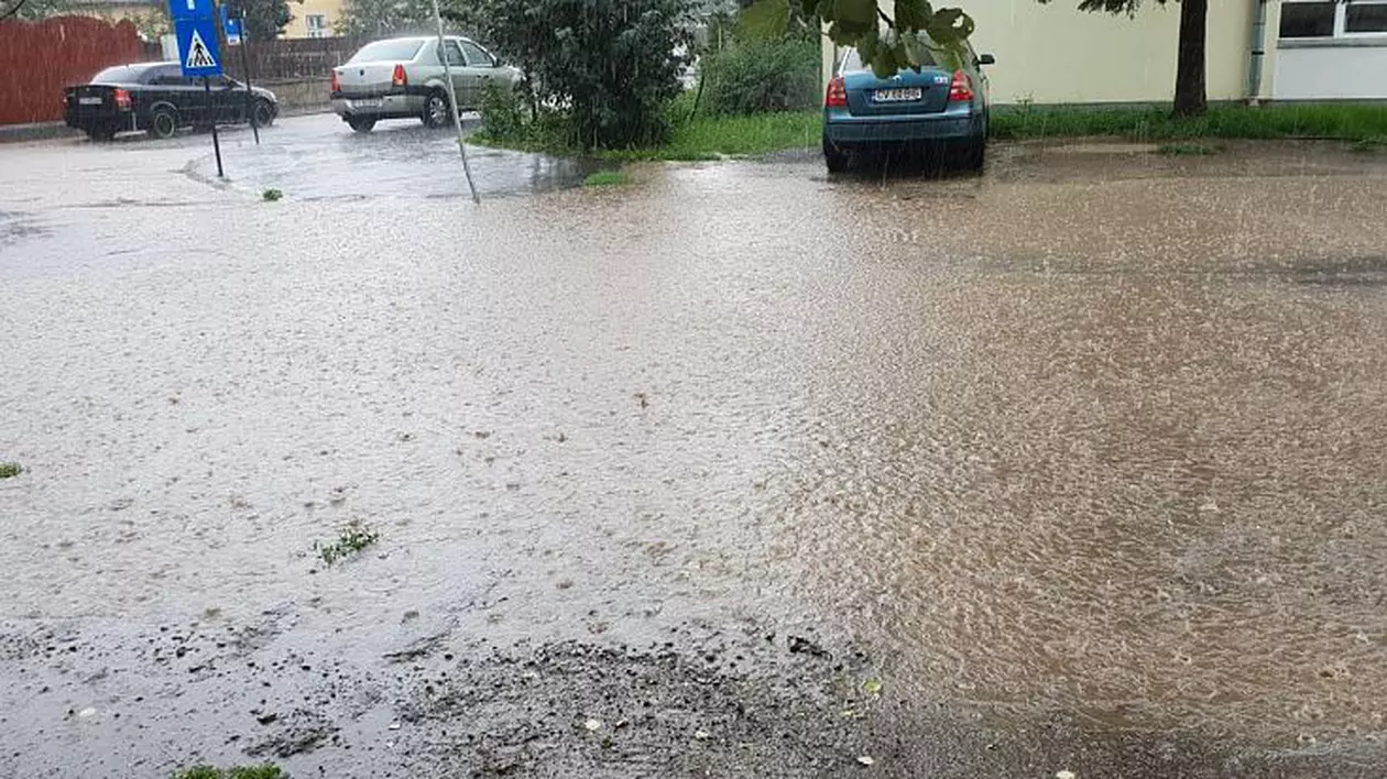 Inundații în Sfântu Gheorghe după ploile torențiale. Mai multe străzi, acoperite de apă / VIDEO