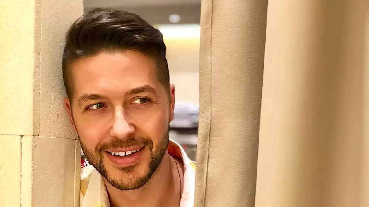 Jorge și-a făcut singur costumul pentru Gala Unica 2018. Jorge, într-o cămașă înflorată, se ascunde după o perdea
