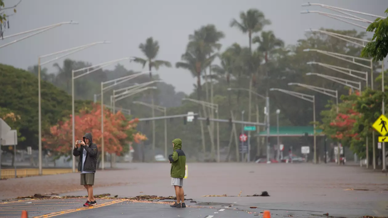 jurnalist BBC lovit de un copac doborât de uraganului Lane din Hawaii