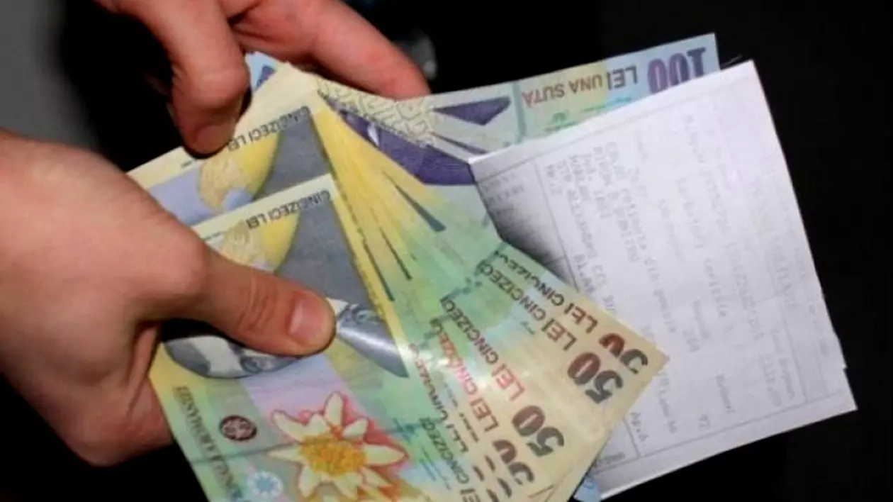 Guvernul, acuzat că tergiversează clarificarea Pilonului II de pensii. Teanc de bani și fluturaș de pensie