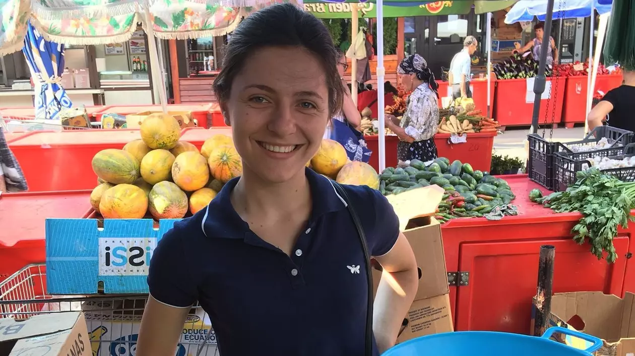 REPORTAJ/ A intrat la Medicină, dar acum vinde legume în piață ca să-și ajute familia. Indiferent de domeniu, important este să-ți dai silința (FOTO)