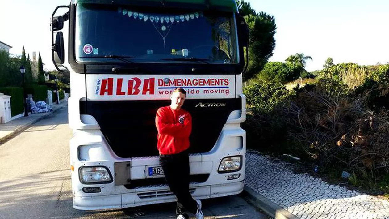 Drama familiei lui Marian Roșca, românul rănit în accidentul din Genova. Imagine cu Marian Roșca lângă un camion