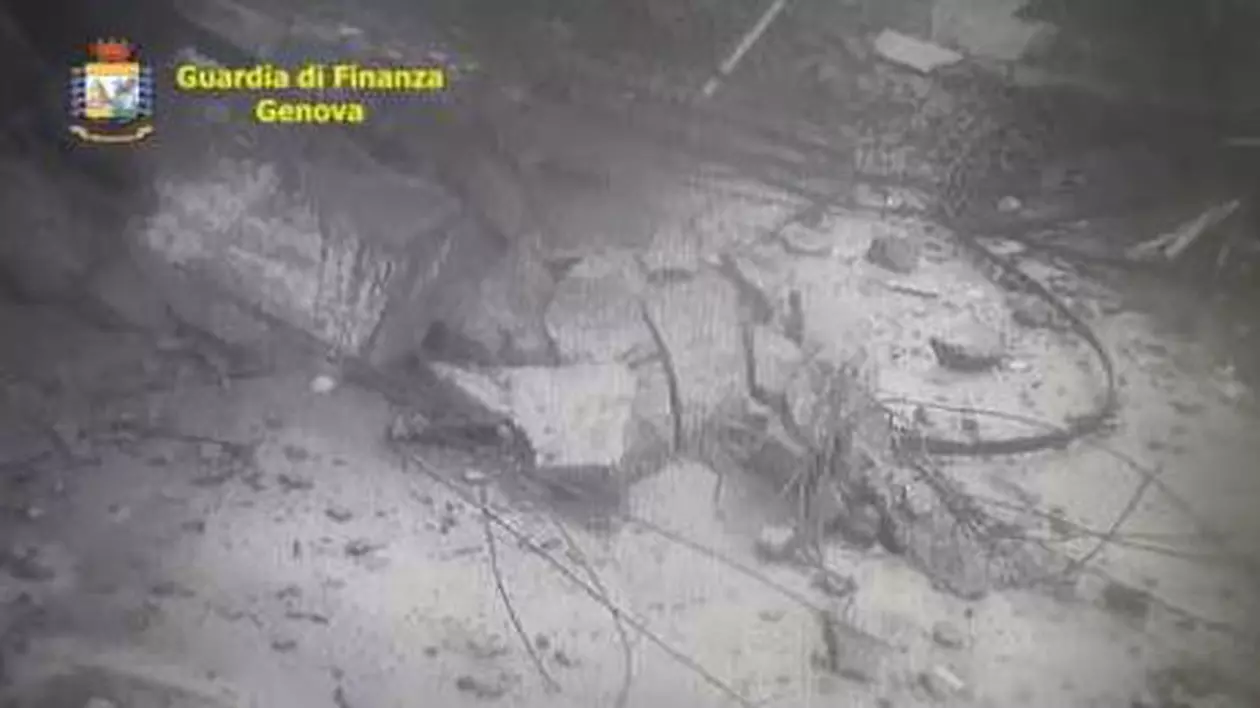VIDEO / Imagini nemaivăzute cu momentul în care podul din Genova se prăbușește
