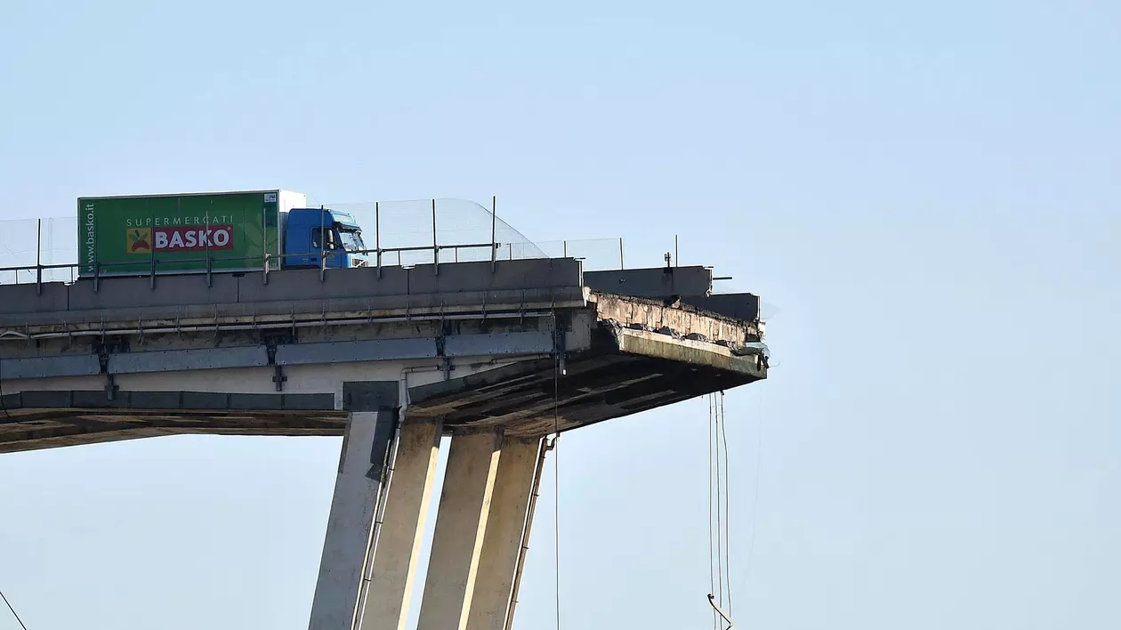 Bulgaria își repară podurile, după tragedia de la Genova. Podul prăbușit la Genova. Un camion s-a oprit cu puțin înainte să cadă în gol