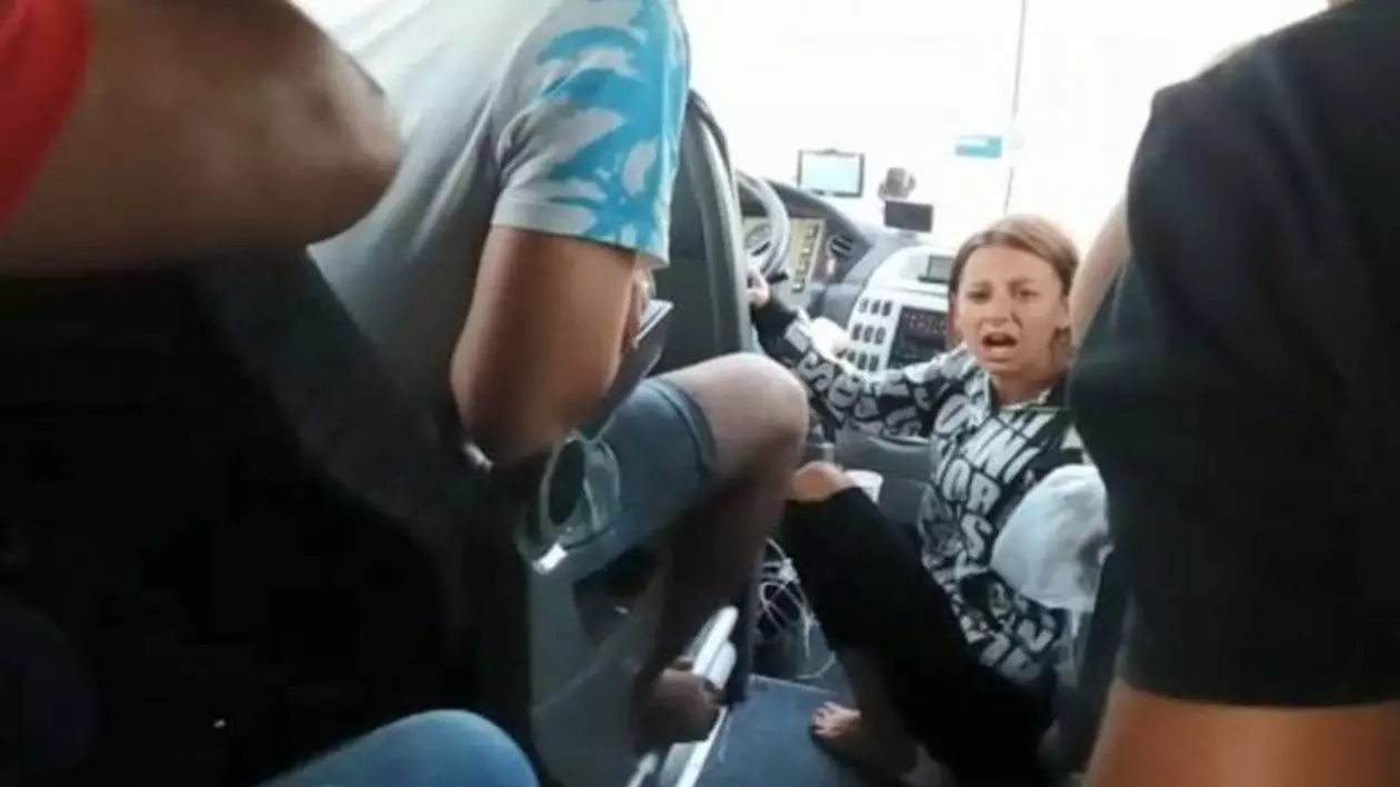 Șoferul unui autocar care se întorcea din Italia către România a jignit și amenințat pasagerii |VIDEO