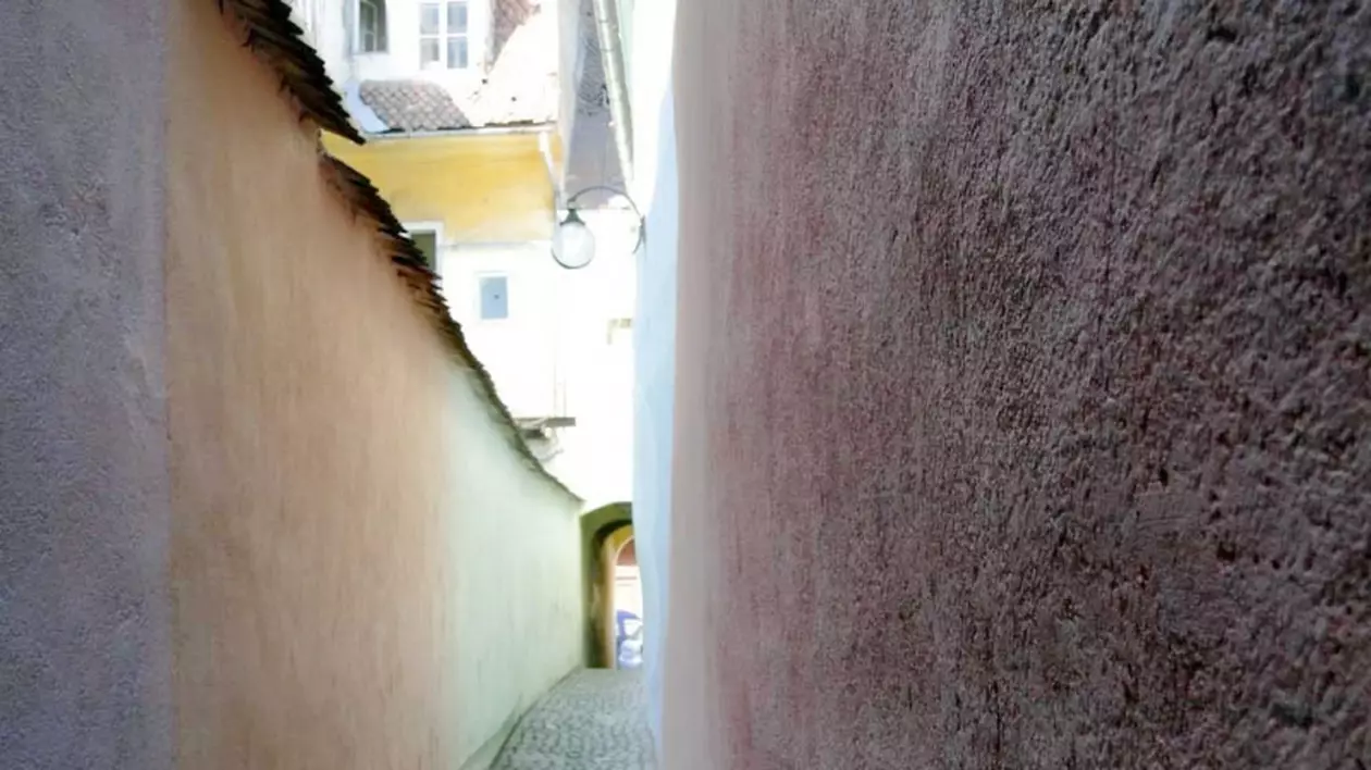 Strada Sforii din Brașov a devenit muzeu în aer liber. Strada Sforii
