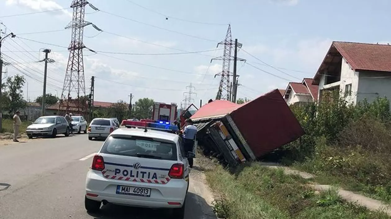 TIR cu frigidere răsturnat în șanț, la Vâlcea. TIR-ul răsturnat în șanț