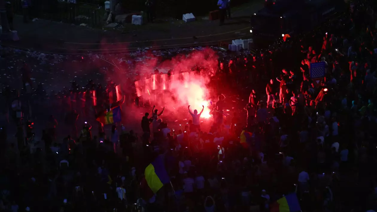 VIDEO/ Imagini din mijlocul războiului dintre protestatari şi jandarmi. Forţele de ordine au evacuat forţat Piaţa Victoriei