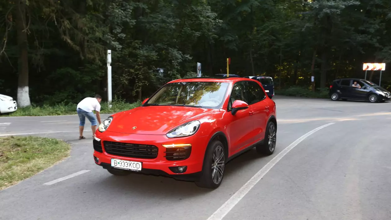 FOTO/ Invitații la nunta lui Dragnea Jr. și-au etalat mașinile de lux. Cine este deputatul care a ales să vină cu taxiul