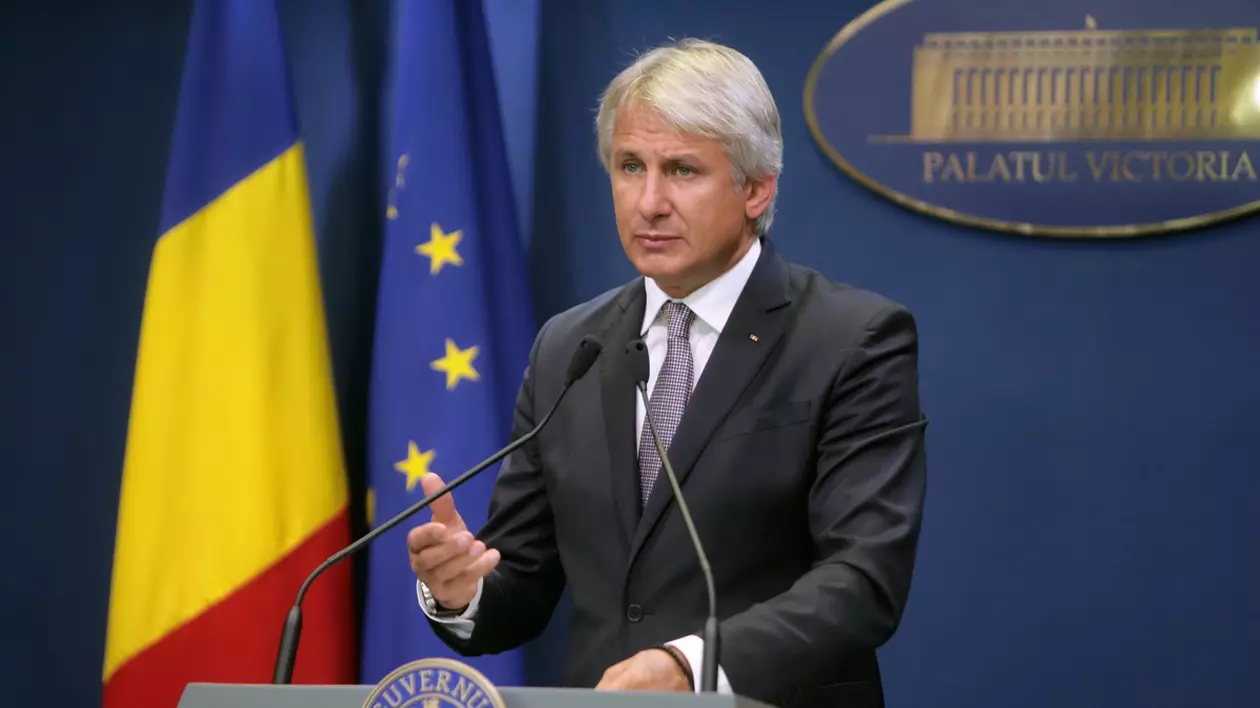 Ministerul Finanțelor anunță reducerea TVA la produsele bio și tradiționale de la 9% șa 5% și măsuri pentru cei afectați de deciziile ANAF. Teodorovici la pupitru cu steagurile României și UE în spate