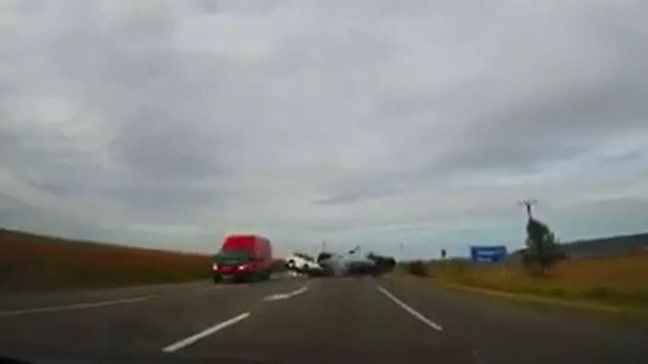 Imagini șocante! Accidentul din Vrancea, soldat cu patru morți, surprins de camera de la bordul unei mașini - VIDEO