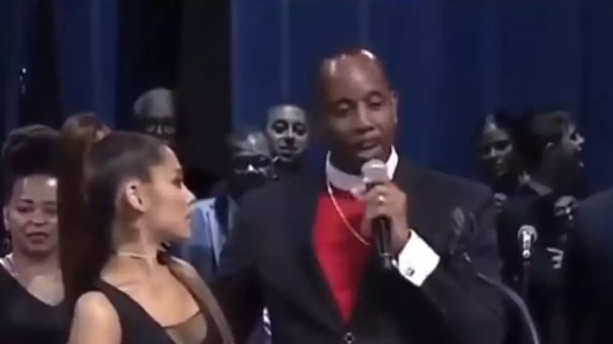 FOTO&VIDEO/ Ariana Grande, pipăită de un pastor la înmormântarea Arethei Franklin. Și Bill Clinton a fost cu ochii pe cântăreață
