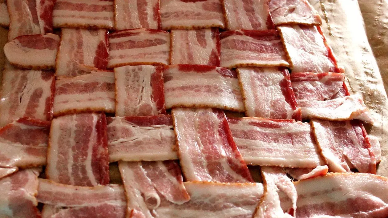Câte E-uri există în bacon. Unele produse au și până la 10 aditivi alimentari. Felii de bacon crud