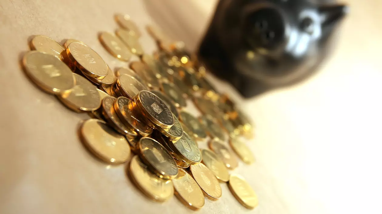 Unde ne ținem banii? Libertatea face o comparație între depozitele bancare, ținerea banilor ”la saltea” și investițiile imobiliare, în titluri de stat sau pe bursă
