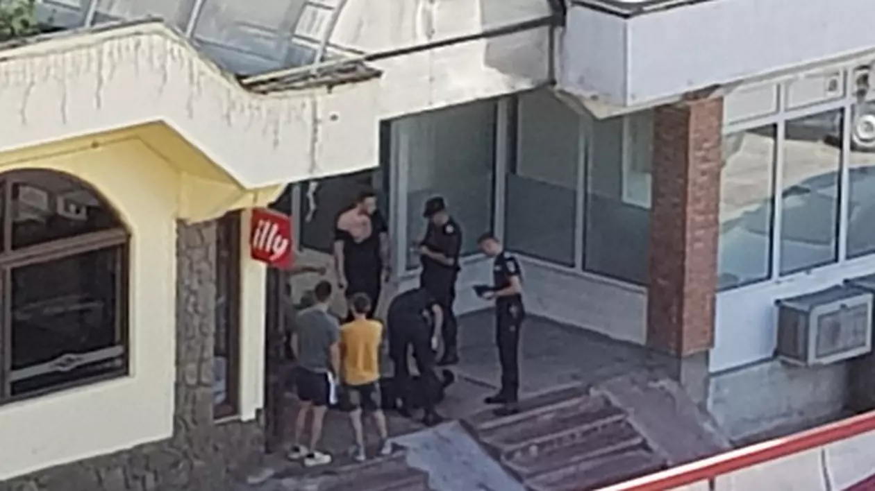 Scandal la Reșița: un bărbat beat sau drogat a intrat cu un cuțit în mână într-o pizzerie și a trecut la amenințări