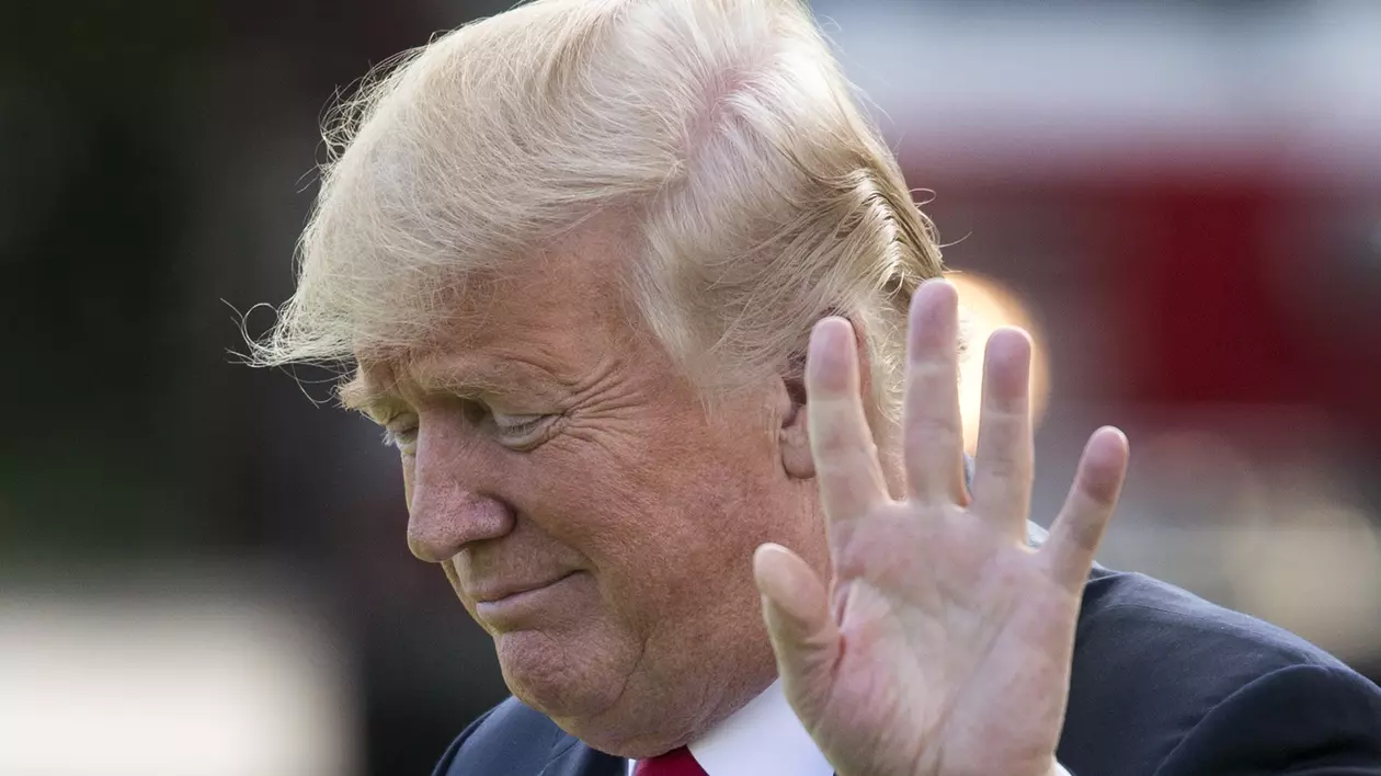 Reacția Franței, după ce Donald Trump a comentat protestele de la Paris. Donald Trump, cu mâna stângă ridicată în sus