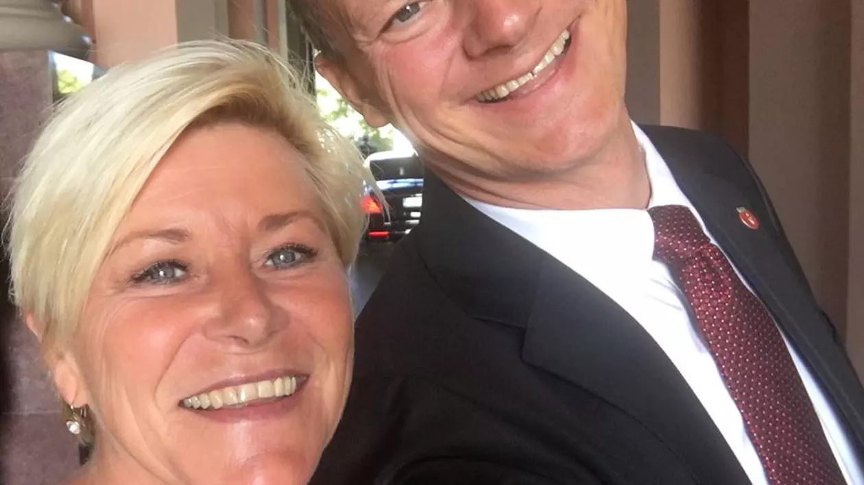 Un ministru norvegian a demisionat, pentru cariera soției sale. Ministrul norvegian al Transporturilor și soția sa, Ketil Solvik-Olsen și Tone Solvik-Olsen, zâmbind