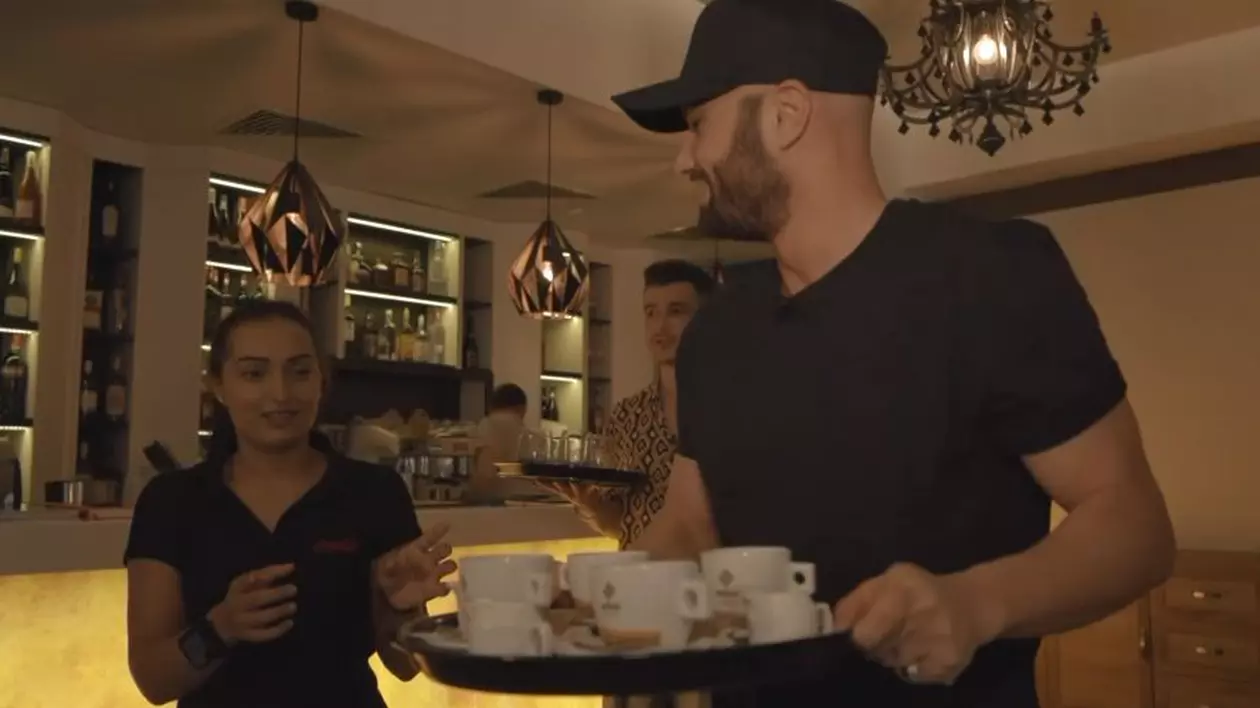 Mihai Bendeac și Vlad Drăgulin, ospătari într-un restaurant din Alexandria